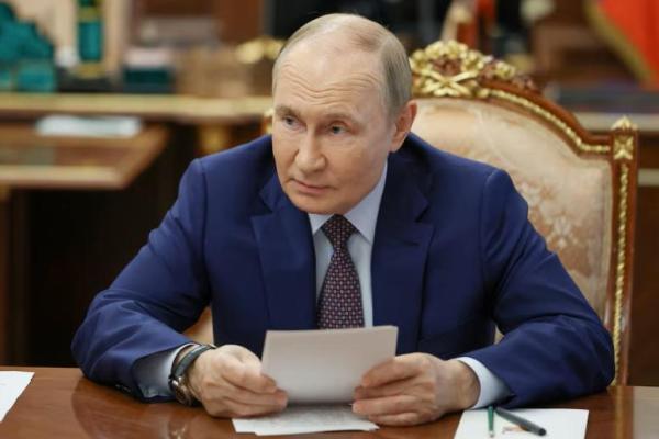 Presiden Rusia Vladimir Putin memimpin pertemuan mengenai isu-isu ekonomi di Moskow, Rusia, 12 Agustus 2025. Sputnik via REUTERS 