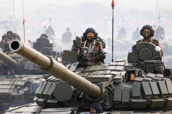 Personel militer di dalam tank berpartisipasi dalam parade pada Hari Angkatan Bersenjata di Naypyitaw, Myanmar, 27 Maret 2021. REUTERS 