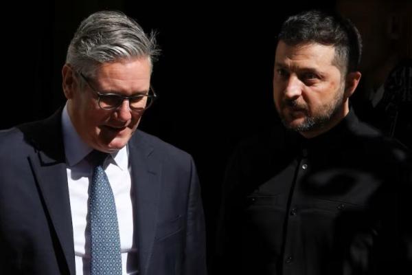 Presiden Ukraina Volodymyr Zelenskiy dan Perdana Menteri Inggris Keir Starmer meninggalkan Downing Street 10, di London, Inggris, 14 Agustus 2025. REUTERS 