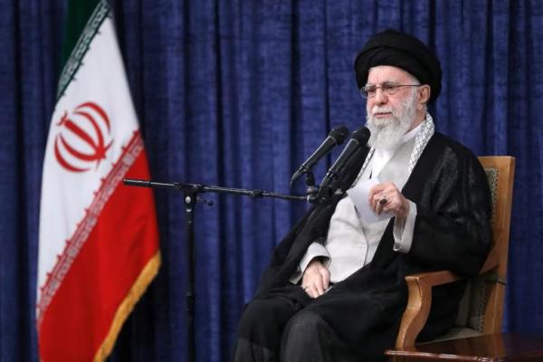 Pemimpin Tertinggi Iran Ayatollah Ali Khamenei berbicara dalam pertemuan dengan Pejabat Kehakiman di Teheran, Iran, 16 Juli 2025. WANA via REUTERS 