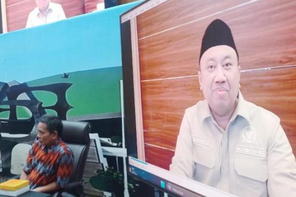 Anggota Komisi XI DPR RI dari Fraksi PKB Lalu Hadrian Irfani (kanan). Foto: kwp 