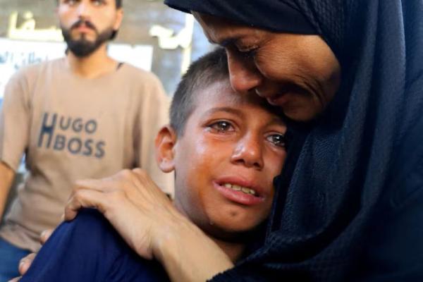 Para pelayat bereaksi selama pemakaman warga Palestina yang tewas dalam tembakan Israel saat mencari bantuan pada hari Rabu, di Kota Gaza, 14 Agustus 2025. REUTERS 