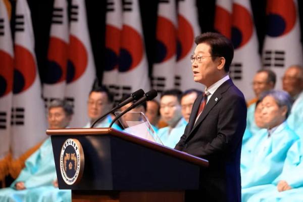 Presiden Korea Selatan Lee Jae Myung berpidato dalam upacara peringatan 80 tahun pembebasan Korea dari penjajahan Jepang, di Seoul, Korea Selatan, Jumat, 15 Agustus 2025. Foto via REUTERS 