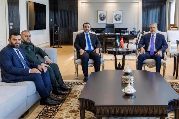 Menlu Suriah Asaad Hassan al-Shibani, didampingi pejabat lainnya bertemu dengan mitranya dari Turki, Hakan Fidan, di Ankara, Turki, 13 Agustus 2025. Handout via REUTERS 