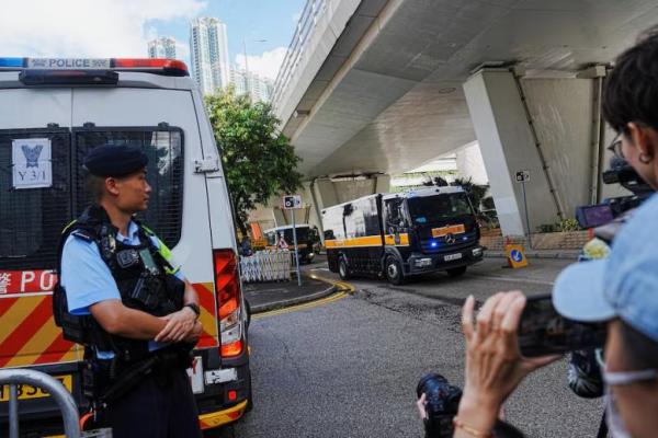 Sebuah van penjara yang diyakini membawa Jimmy Lai tiba di gedung Pengadilan Magistrat Kowloon Barat untuk menghadiri sidang penutup persidangan kolusi keamanan nasional di Hong Kong, Tiongkok, 15 Agustus 2025. REUTERS 