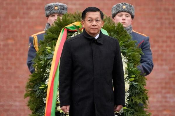 Panglima Militer Myanmar, Jenderal Senior Min Aung Hlaing, menghadiri upacara peletakan karangan bunga di Makam Prajurit Tak Dikenal di dekat Tembok Kremlin di pusat kota Moskow, Rusia, 4 Maret 2025. Foto via REUTERS 