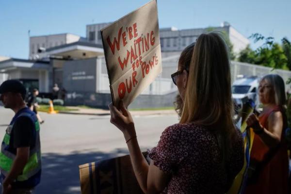 Para aktivis berpartisipasi dalam demonstrasi di depan Kedutaan Besar AS menjelang KTT Presiden AS Donald Trump dan Presiden Rusia Vladimir Putin, di Kyiv, Ukraina, 15 Agustus 2025. REUTERS 