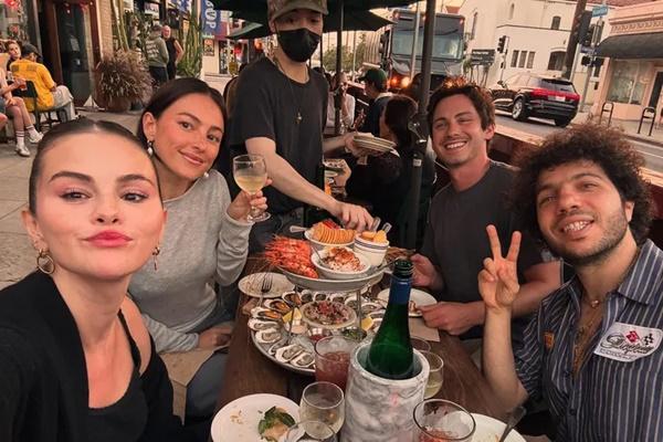 Selena Gomez, Analuisa Corrigan, Logan Lerman, Benny Blanco. (FOTO: INSTAGRAM) 