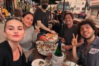 Selena Gomez dan Benny Blanco Double Date dengan Lawan Mainnya di Only Murders in the Building
