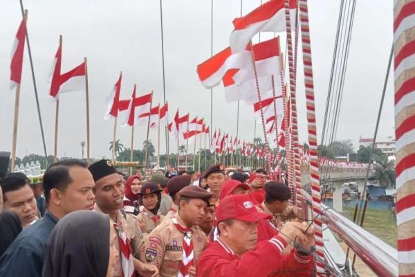 Pengibaran 1.500 bendera Merah Putih di atas jembatan penyeberangan orang (Pedestarian) Gentala Arasy (Foto: ANTARA) 