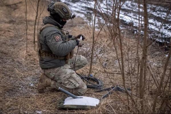 Seorang prajurit Ukraina dari Brigade ke-47 mempersiapkan sistem internet satelit Starlink di posisinya di garis depan, dekat kota Avdiivka, di wilayah Donetsk, Ukraina, 20 Februari 2024. REUTERS 