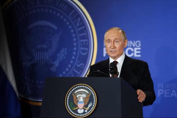 Presiden Rusia Vladimir Putin mengadakan konferensi pers dengan Presiden AS Donald Trump setelah pertemuan mereka di Pangkalan Gabungan Elmendorf-Richardson di Anchorage, Alaska, AS, 15 Agustus 2025. REUTERS 