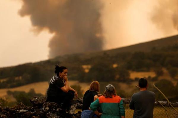 Warga setempat berjaga-jaga saat kebakaran hutan mendekati wilayah Villanueva de la Sierra, Zamora, Spanyol, 14 Agustus 2025. REUTERS 