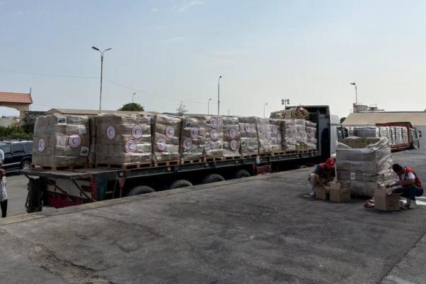 Bantuan kemanusiaan menunggu untuk dikirim ke Gaza, di lokasi logistik yang dikelola oleh Bulan Sabit Merah Mesir di luar Arish, Mesir, 11 Agustus 2025. REUTERS 