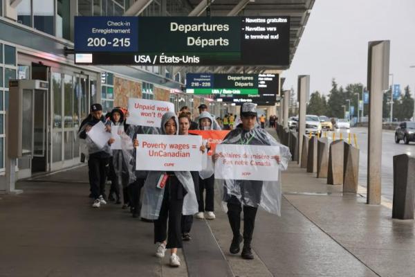 Demonstran memegang plakat saat aksi mogok dimulai oleh perwakilan lebih dari 10.000 pramugari Air Canada, di Bandara Internasional Vancouver di Richmond, British Columbia, Kanada, 16 Agustus 2025. REUTERS 