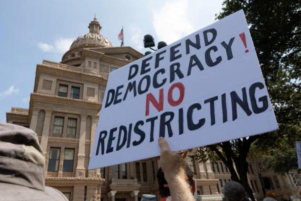 Seorang pengunjuk rasa mengangkat spanduk dalam salah satu demonstrasi nasional yang menentang upaya Partai Republik Texas untuk mengubah 38 distrik kongres negara bagian, di Gedung Capitol Negara Bagian di Austin, Texas, AS, 16 Agustus 2025. REUTERS 