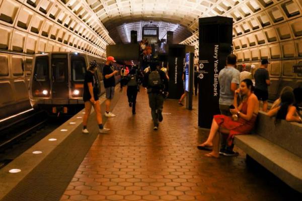 Anggota FBI dan Dinas Keamanan Diplomatik berlari di stasiun metro Navy Yard–Ballpark di Navy Yard, Washington, AS, 15 Agustus 2025. REUTERS 