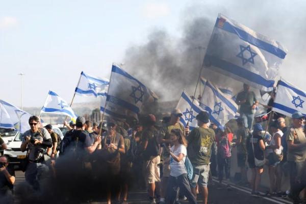 Demonstran memblokir jalan raya utama Israel yang menghubungkan Yerusalem dan Tel Aviv, setelah keluarga sandera menyerukan pemogokan nasional, di Latrun, Israel, 17 Agustus 2025. REUTERS 