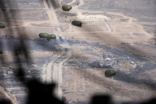 Personel militer Yordania menjatuhkan paket bantuan melalui udara di atas Gaza, 17 Agustus 2025. REUTERS 