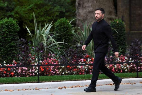 Presiden Ukraina Volodymyr Zelenskiy berjalan menuju Perdana Menteri Inggris Keir Starmer di Downing Street, London, Inggris, 14 Agustus 2025. REUTERS 