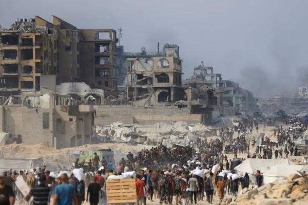 Warga Palestina membawa pasokan bantuan yang mereka kumpulkan dari truk yang memasuki Gaza melalui Israel, di Beit Lahia, di Jalur Gaza utara, 10 Agustus 2025. REUTERS 