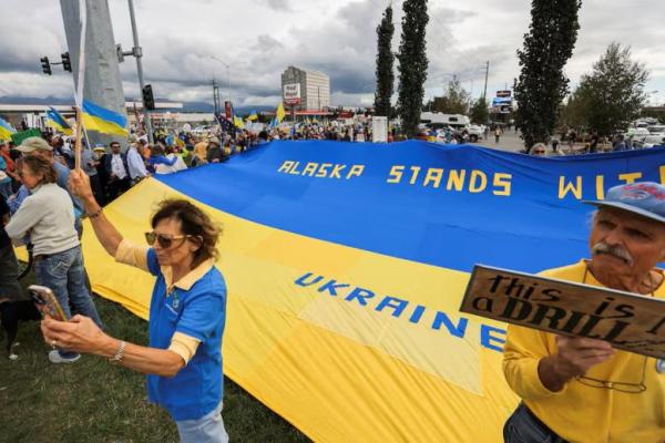 Para demonstran menghadiri protes solidaritas dengan Ukraina, menjelang pertemuan antara Presiden AS Donald Trump dan Presiden Rusia Vladimir Putin, di Anchorage, Alaska, AS, 14 Agustus 2025. REUTERS 
