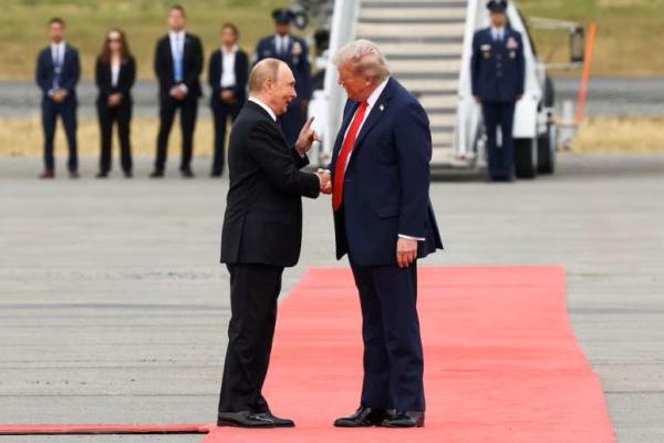 Presiden AS Donald Trump berjabat tangan dengan Presiden Rusia Vladimir Putin saat mereka bertemu di Pangkalan Gabungan Elmendorf-Richardson di Anchorage, Alaska, AS, 15 Agustus 2025. REUTERS 