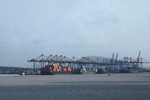 Kontainer-kontainer pengiriman terlihat di sebuah kapal di Pelabuhan Jawaharlal Nehru di Navi Mumbai, India, 11 Agustus 2025. REUTERS 