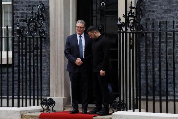 Perdana Menteri Inggris Keir Starmer menyambut Presiden Ukraina Volodymyr Zelenskiy di 10 Downing Street, London, Inggris, 14 Agustus 2025. REUTERS 