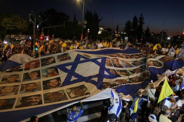 Para demonstran di luar kantor Perdana Menteri Israel Benjamin Netanyahu menuntut pembebasan sandera oleh Hamas, dan diakhirinya perang, di Yerusalem, 7 Agustus 2025. REUTERS 