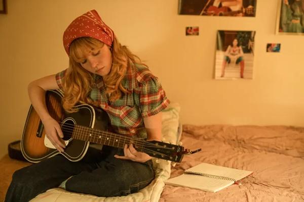 Sydney Sweeney dan lawan mainnya di `Americana`. Film thriller kriminal yang disutradarai Tony Tost. (FOTO: URSULA COYOTE) 
