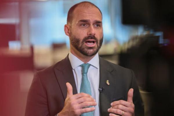Anggota parlemen Brasil Eduardo Bolsonaro berbincang dengan Reuters di Washington, AS, 14 Agustus 2025. REUTERS 
