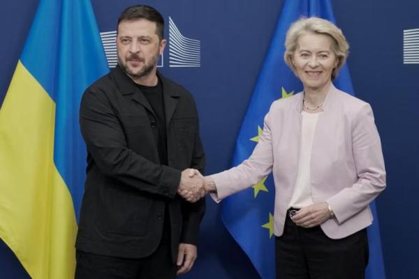 Presiden Komisi Eropa Ursula von der Leyen berjabat tangan dengan Presiden Ukraina Volodymyr Zelenskiy di Brussels, Belgia, tempat ia akan menghadiri pertemuan para pemimpin Eropa, 17 Agustus 2025. REUTERS 