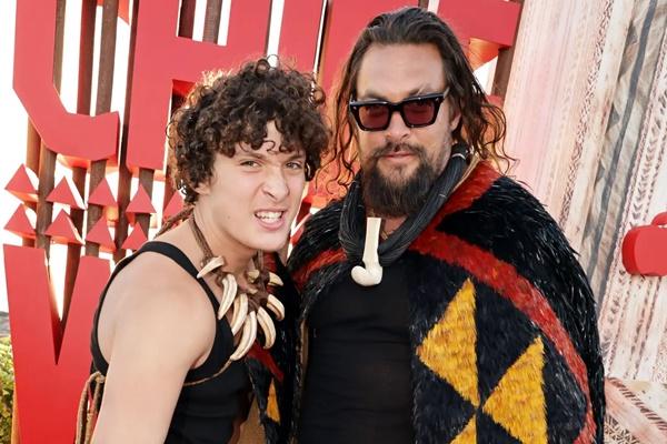 Nakoa-Wolf Momoa dan Jason Momoa di pemutaran perdana `Chief of War` di Hawaii. (FOTO: GETTY IMAGE) 