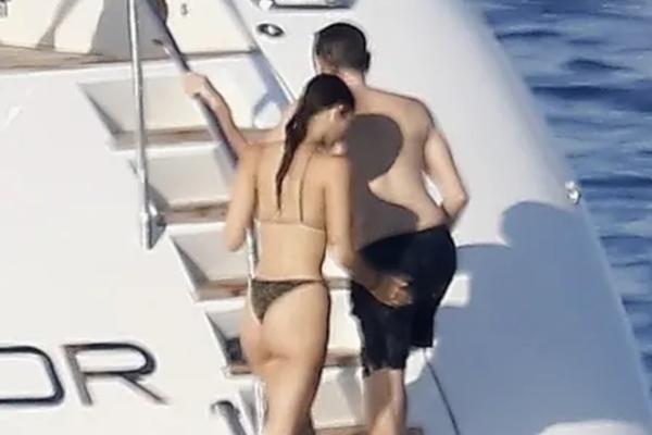 Leonardo DiCaprio dan model Italia Vittoria Ceretti berlibur di kapal pesiar di laut Mediterania. (FOTO: BACKGRID) 