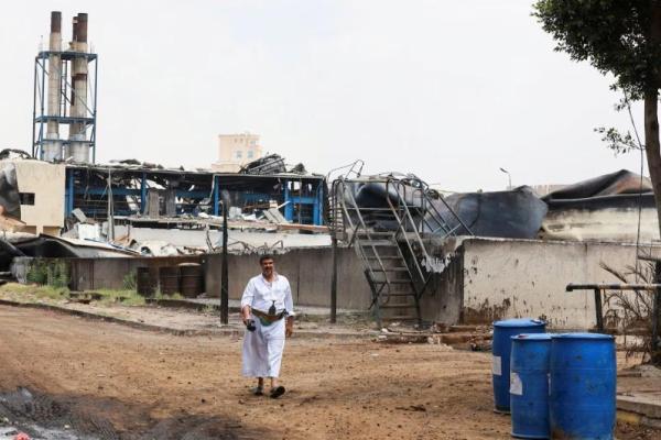 Seorang pekerja berjalan di pembangkit listrik Hiziaz setelah diserang oleh serangan rudal Israel di Sanaa, Yaman, 17 Agustus 2025. REUTERS 