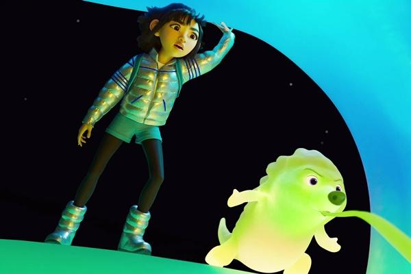 Cathy Ang dan Fei Fei dan Ken Jeong sebagai Gobi dalam `Over The Moon`. (FOTO: NETFLIX) 