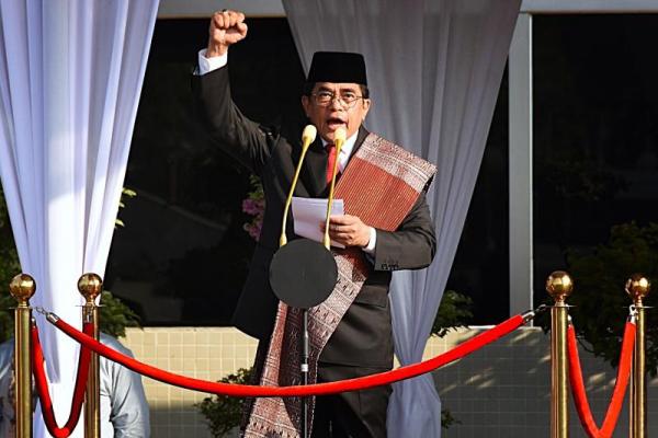 Sekretaris Jenderal (Sekjen) DPR RI Indra Iskandar saat pidato dalam upacara memperingati HUT ke-80 RI di Kompleks Parlemen, Senayan, Jakarta, Minggu (Foto: DPR) 