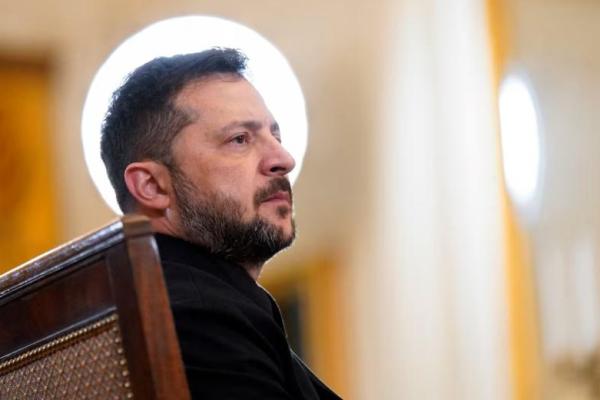 Presiden Ukraina Volodymyr Zelenskiy mendengarkan selama pertemuan dengan Presiden AS Donald Trump dan para pemimpin Eropa di Gedung Putih di Washington, AS, 18 Agustus 2025. REUTERS 