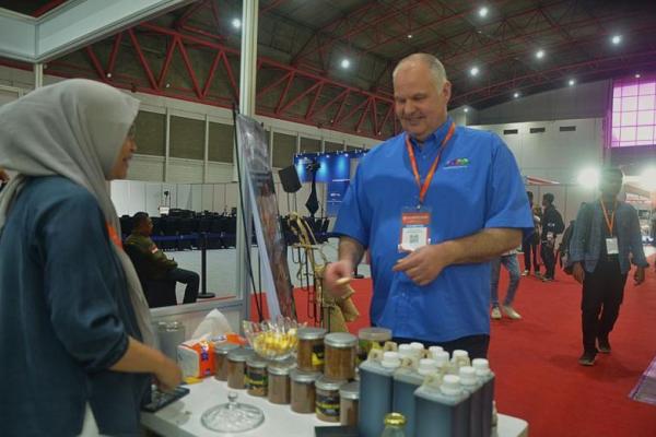 Pengunjung Emergency Disaster, Reduction & Rescue Expo saat mengunjungi stan perwakilan petani aren yang juga penyintas bencana tanah bergerak Sukabumi (Foto: Ist) 