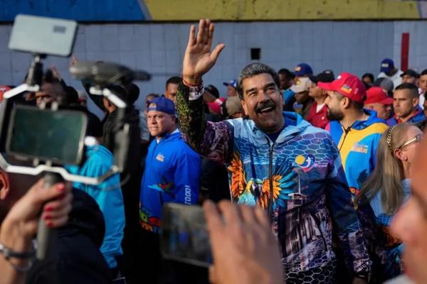 Presiden Venezuela Nicolas Maduro melambaikan tangan kepada para pendukungnya pada 22 Mei 2025, di Caracas, dalam rapat umum penutup untuk pemilihan kongres dan daerah yang diadakan tiga hari kemudian. (FOTO: AP) 