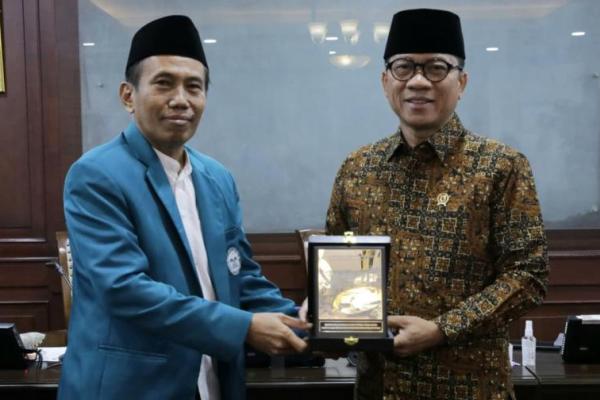 Mendes PDT Yandri Susanto saat menerima audiensi dari DPP LPQQ Indonesia di Kantor Kemendes PDT (Foto: Humas Kemendes PDT) 