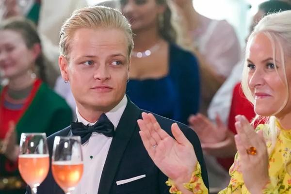 Marius Borg Hoiby duduk di samping ibunya, Putri Mahkota Norwegia Mette-Marit. (FOTO: AFP) 