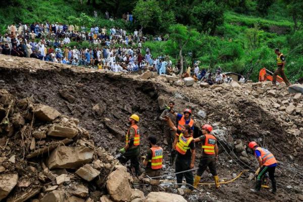 Warga berkumpul sementara petugas penyelamat mencari korban banjir bandang di Desa Dalori Bala, Distrik Gadoon, Provinsi Khyber Pakhtunkhwa, Pakistan, 19 Agustus 2025. REUTERS 