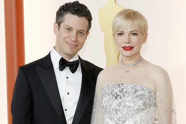 Michelle Williams dan suaminya Thomas Kail di Academy Awards 2023. (FOTO: GETTY IMAGE) 
