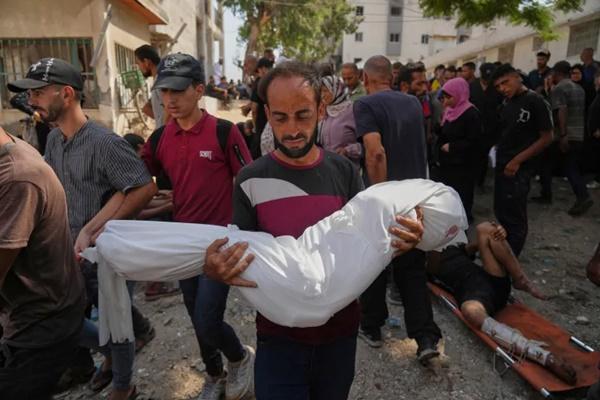 Seorang pria Palestina membawa jenazah keponakannya yang berusia tujuh tahun yang tewas dalam serangan udara Israel, menurut keterangan keluarga, di Rumah Sakit al-Shifa di Kota Gaza, pada 16 Agustus 2025. (FOTO: AP) 