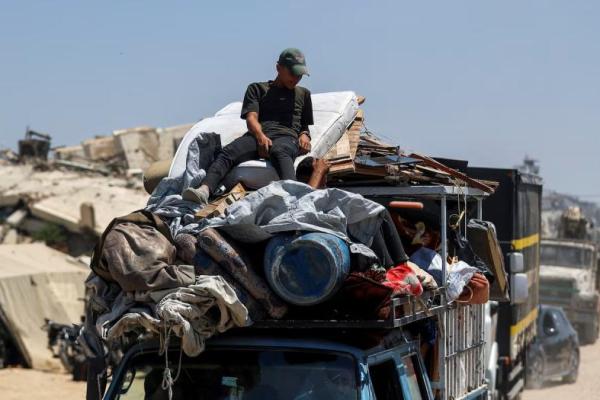 Warga Palestina yang mengungsi dari Gaza utara bepergian dengan kendaraan menuju selatan saat militer Israel bersiap merelokasi penduduk ke bagian selatan daerah kantong tersebut, di Kota Gaza, 18 Agustus 2025. REUTERS 