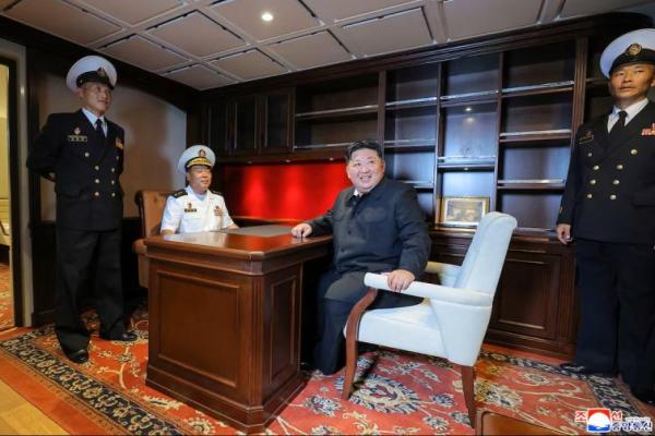Pemimpin Korea Utara Kim Jong-un mengunjungi kapal perusak kelas Choe Hyon di Korea Utara, 18 Agustus 2025, dalam foto yang dirilis KCNA via REUTERS. 