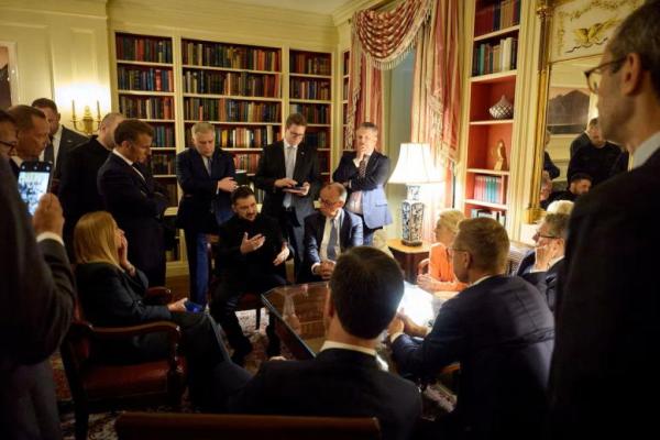 Presiden Ukraina Volodymyr Zelenskiy berbicara dengan para pemimpin Eropa dan Sekjen NATO Mark Rutte, di Kedutaan Besar Ukraina, di Washington, AS, 18 Agustus 2025. Handout via REUTERS 
