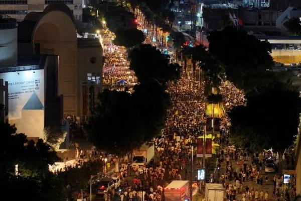 Sebuah foto drone menunjukkan orang-orang berunjuk rasa menuntut pengembalian semua sandera dan diakhirinya perang di Gaza, di area yang disebut Lapangan Sandera, di Tel Aviv, Israel, 17 Agustus 2025. REUTERS 